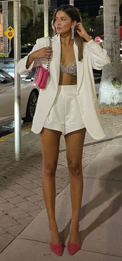 Vacation Bar Outfit, Bar Night Outfit, White Vest Outfit, Brunch Fits, Miami Outfits Night, Boho Style Accessories, Outfit Bar, Bar Night, Miami Outfits