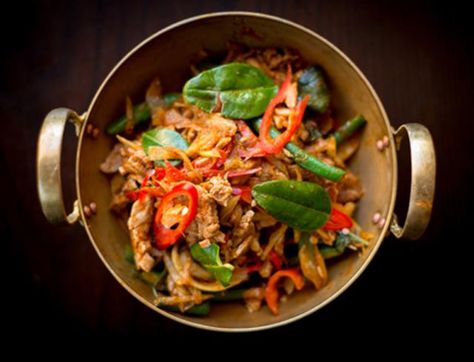 This easy chicken stir fry recipe is quick to make and tastes better than any take-out you can buy! It's also extremely healthy. Strips of chicken… Laos Recipes, Thai Chicken Stir Fry, Easy Thai Chicken, Easy Chicken Stir Fry Recipe, Larb Recipe, Easy Chicken Stir Fry, Thai Stir Fry, Fit Family, Chili Lime Chicken