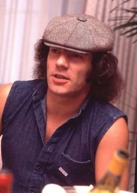 Brian Johnson Acdc, Acdc Guitar, Acdc Angus Young, Acdc Angus, Bon Scott, Brian Johnson, Angus Young, Motley Crue, Young Family