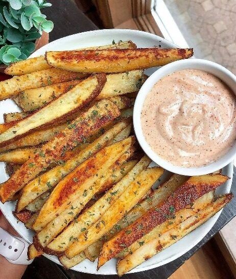 Salads Chickpeas, Vegan Bowl Recipes, Potatoes Chicken, Vegan Chipotle, Yummy Fries, Chipotle Aioli, Recipe Dinner, Fries Recipe, Garlic Fries