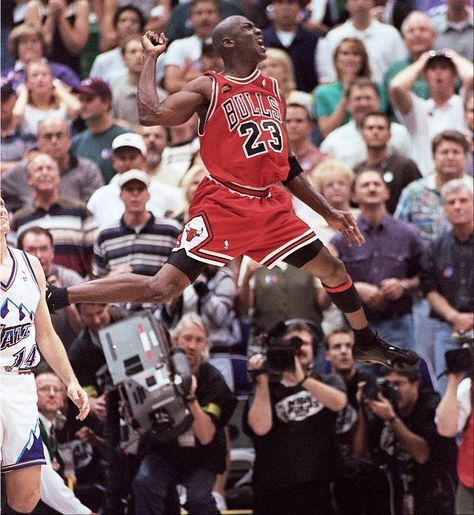 Images: Look back Michael Jordan's career Mike Jordan, Nba Jordan, Bulls Wallpaper, Michael Jordan Art, Michael Jordan Photos, Michael Jordan Pictures, Jordan Bulls, Black Chicago, Michael Jordan Basketball