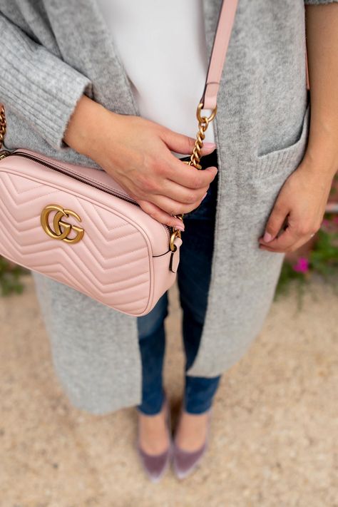 Gucci Marmont Pink Camera Bag Light Pink Handbag Outfit, Light Pink Bag Outfit, Gucci Marmont Outfit, Pink Purse Outfit, Gucci Purse Outfit, Gucci Marmont Camera Bag, Pink Gucci Purse, Gucci Outfit, Gucci Marmont Bag