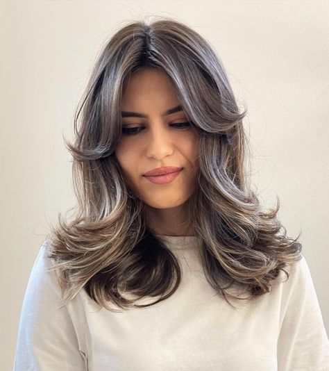 Butterfly Cut With Curtain Bangs, Layered Haircut With Curtain Bangs, Shoulder Layered Haircuts, Wavy Mid Length Hair, Haircuts For Oval Faces, Messy Wavy Hair, Flattering Haircuts, Butterfly Haircut, Messy Haircut