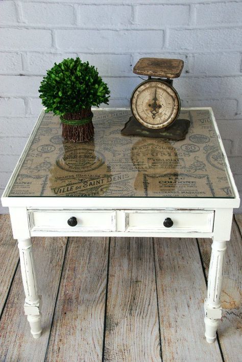 Chalk painted end table. Pretty end table makeover! Add patterned burlap or fabric under a glass tabletop. See more ideas http://canarystreetcrafts.com/ Painting Glass Table Top, Table Top Patterns, Refurbished Table, Painted End Tables, End Table Makeover, Farmhouse End Tables, Glass Top End Tables, Painting Glass, Glass Table Top