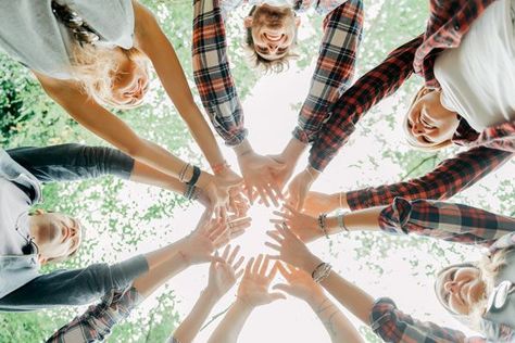 30 team building activities for teens, families and couples that will get you to know each other better. Fun Group Games, Youth Conference, Team Building Games, Youth Group Games, Hands In The Air, Activities For Teens, Dads Favorite, Building Activities, Cute Couple Quotes