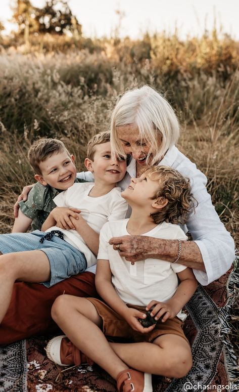 Grandma Grandkids Photoshoot, Grandparents With Grandkids Photo Ideas, Grandma And Grandkids Photoshoot, Grandparent And Grandchildren Poses, Grandmother And Grandchildren Photoshoot, Grandchildren Photo Ideas, Grandma Photoshoot With Grandkids, Grandma And Grandkids Poses, Grandparents Photoshoot Grandkids