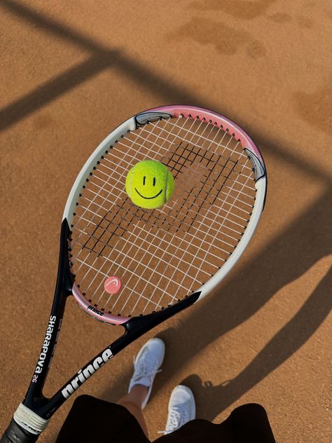 Aesthetic Tennis Racket, Tennis Racket Aesthetic, Tennis Aesthetic Vintage, Tennis Pics, Tennis Core, Tennis Lifestyle, Tennis Photography, Tennis Pictures, Tennis Girl