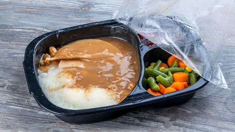 Frozen TV-style dinners from the grocery store are expensive, not filling, and often have a lot of extra ingredients that you don't need. Diy Frozen Tv Dinners, Tv Dinner Aesthetic, Homemade Tv Dinners Frozen, Diy Tv Dinners, Frozen Dinner Ideas, Homemade Tv Dinners, Fun Meal Prep, Ready Made Meals, Frozen Dinner