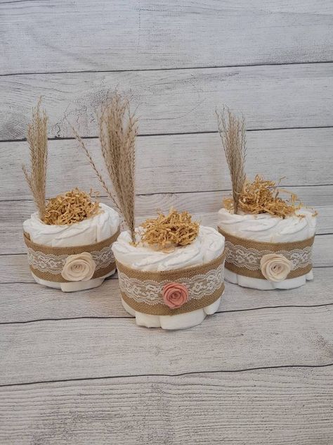 Boho Diaper Cake, Boho Baby Boy, Baby Shower Girl Diy, Mini Diaper Cakes, Baby Shower Table Decorations, Bohemian Baby Shower, Cowboy Baby Shower, Chic Baby Shower, Boho Baby Girl