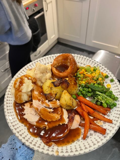 British Food Aethstetic, British Sunday Roast Dinner, Sunday Dinner Aesthetic, English Dinner Party, Roast Dinner Aesthetic, Sunday Roast British, Roast Dinner Sunday, Roast Christmas Dinner, Christmas Dinner Roast