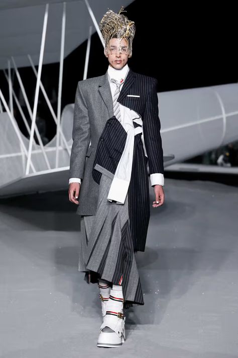 Fall 2023 Runway, French Aristocrat, Thom Browne Suit, Runway 2023, Deconstruction Fashion, Fall Runway, Menswear Runway, American Fashion Designers, Classic Suit