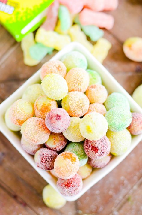 Sour Patch Frozen Grapes - Keat's Eats Grapes Sour Patch, Candied Grapes Recipe, Frozen Grapes, Grape Recipes, Healthy Vegan Snacks, Summer Snacks, Food O, Sour Patch, Vegan Snacks