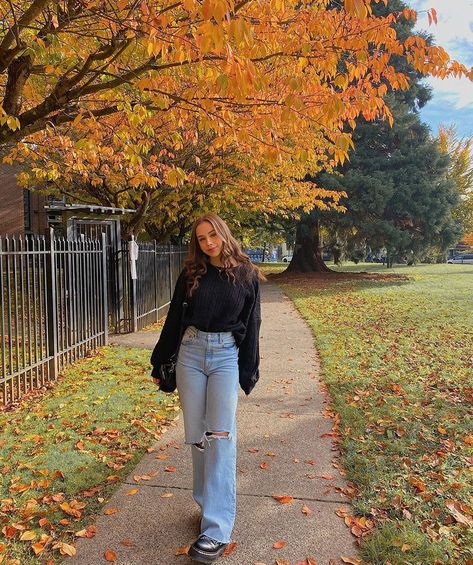 Winter Poses For Instagram, Fall Poses For Instagram, Fall Instagram Pictures, Winter Poses, Fernanda Ramirez, Poses For Pictures Instagram, Fall Pics, Autumn Instagram, Orange Leaves