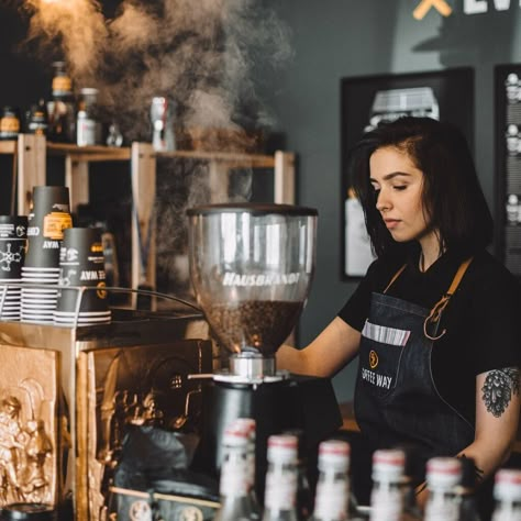 Female Barista Aesthetic, Coffeshop Photography, Barista Aesthetic Female, Barista Photoshoot, Barista Photography, Coffee Shop Barista, Customer Photography, Coffee Shop Branding, Coffee Shop Photography