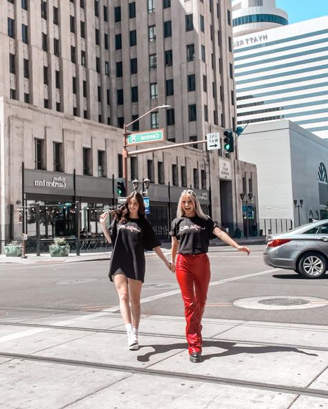 two friends holding hands walking in the street and smiling Chic Girl Aesthetic, Chic Going Out Outfits, Hair Styles Model, Picture Poses Aesthetic, City Style Fashion, Friend Picture Poses, Pics For Instagram, Pose For Instagram, Model Off Duty Style