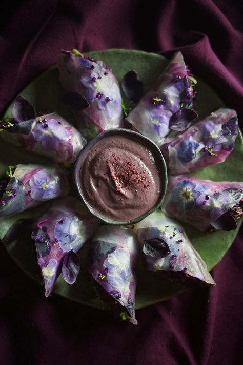 Mermaid Food Recipes, Purple Vegetables, Floral Food, Salad Rolls, Purple Food, Spooky Food, Beautiful Salad, Party 2023, Purple Sweet Potatoes