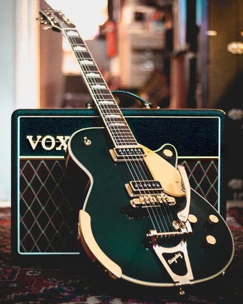 Vox Amp, Mini Amplifier, Guitar Photos, Guitar Obsession, Telecaster Guitar, Cool Electric Guitars, Guitar Collection, Gibson Guitars, Guitar Building