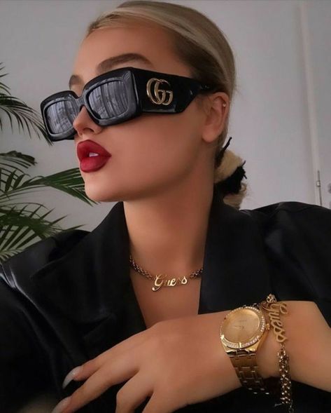 Girl fashion Gucci Sun Glasses, Big Sunglasses Women, Sunglasses For Round Face, Streeet Style, Glam Sunglasses, Gucci Aesthetic, Glasses For Oval Faces, Aesthetic Sunglasses, Sunglasses For Your Face Shape