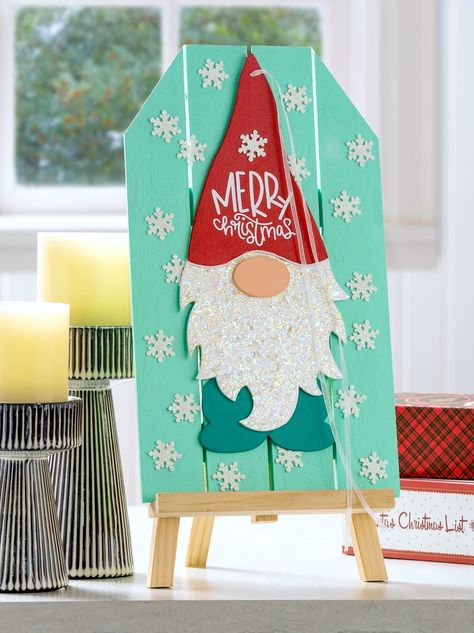 This wood gnome Christmas decor is so easy to make with surfaces from the craft store and your favorite holiday paint colors! Christmas Knomes Decor Diy, Gnome Christmas Sign, Christmas Gnomes Painting, Gnomes Painting, Gnome Christmas Decor, Christmas Knomes, Christmas Crafts For Adults, Christmas Decorations For Kids, Holiday Painting