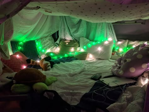 Cool Forts, Sleepover Room, Fort Ideas, Blanket Forts, Blanket Fort, Sleepover Things, Fun Sleepover Ideas, Sleepover Things To Do, Pillow Fort