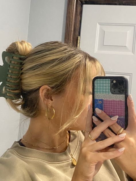 sage green claw clip with curtain bangs Grown Out Bangs, Green Claw Clip, Caramel Blonde Hair, Claw Clip Hairstyle, Clip Hairstyle, Blonde Bangs, Short Dark Hair, Clip Hairstyles, Haircut Inspiration