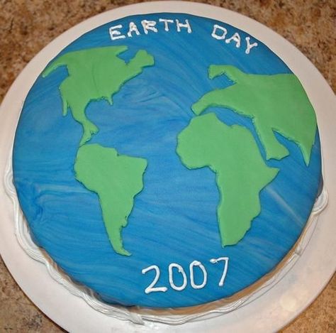 Coolest- Earth- Day- Cake- Decorating- Ideas_04 Earth Cake Ideas, Earth Day Cake, Earth Cake, Race Party, Baking Basics, Book Festival, World Party, Rosh Hashanah, Cake Decorating Techniques