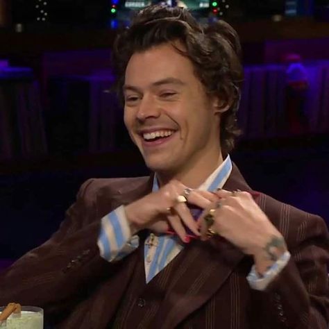 Harry Styles Laughing, Harry Smiling, Harry Styles Videos, Cute Videos, Harry Styles Cute, Trivia Night, Trivia, Harry Styles, On Twitter