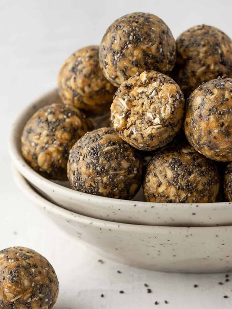 Vanilla Protein Energy Balls Protein Energy Balls, Raw Oats, Energy Ball Recipe, Peanut Butter Roll, Healthy Breakfast Recipes Easy, Protein Bites, Protein Balls, Honey Oatmeal, No Cooking