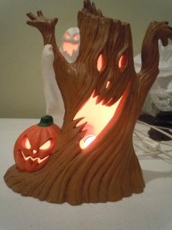 Eco Friendly Halloween, Halloween Indoor Decorations, Scary Tree, Halloween Nostalgia, Halloween Blow Molds, Ceramic Halloween, Spooky Tree, Blow Molds, Spooky Ideas