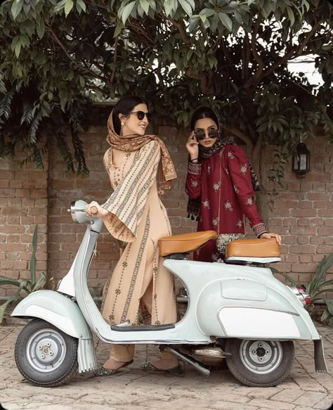 Wlw Poses, Best Friends Goals, Indian Retro, Pakistani Aesthetic, South Asian Aesthetic, Desi Vibes, Friends Goals, Pakistani Culture, Global Desi