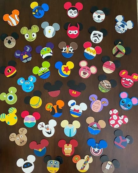 Disney Character Face Ornaments, Disney Embellishments Diy, Disney Projects For Kids, Disney Christmas Bulletin Board Ideas, Disney Christmas Door Decorations Classroom, Disney Decorations Party Ideas, Disney Christmas Crafts For Kids, Disney Christmas Classroom, Disney Christmas Diy Decorations