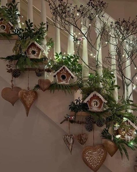 Chic Shabby French Country Christmas Stairs, Christmas Staircase, Front Porch Christmas Decor Ideas, Porch Christmas Decor Ideas, Porch Christmas Decor, Front Porch Christmas, Christmas Decor Ideas Diy, Country Style Decor, Decor Ideas Diy