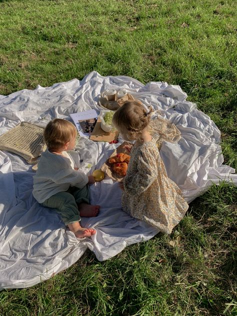 Picnic With Family, Family Picnic Aesthetic, Picnic Family, Picnic With Baby, Picnic Family Photos, Picnic With Kids, Kids Play, Picnic Family Photoshoot, Family Picnic Photoshoot