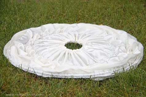 How to make a HOOP SKIRT...a non-wobbly, lightweight, and inexpensive version. Perfect for puffing out long dresses and skirts! | via Make It and Love It Godoka Cosplay, Diy Hoop Skirt, Hoop Skirt Dress, Wire Dress Form, Pioneer Costume, Plastic Skirt, Dorothy Costume, Pioneer Dress, Hoop Skirt