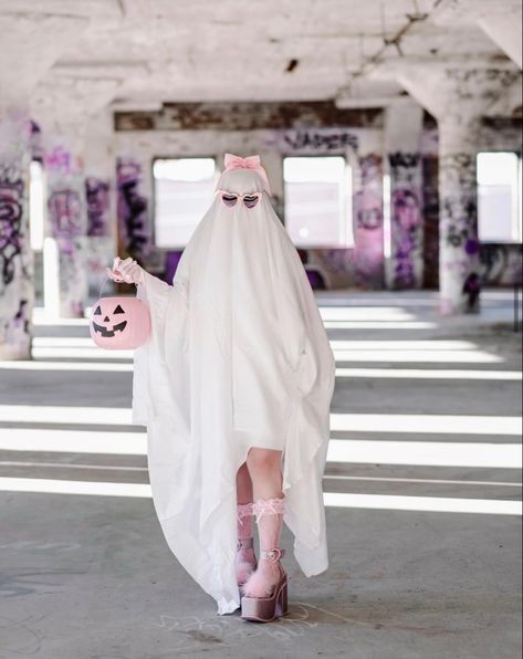 Halloween Parejas, Ghost Halloween Costume, Ghost Party, Halloween Photography, Ghost Costume, Hallowen Costume, Shotting Photo, Halloween Photoshoot, Halloween Inspo