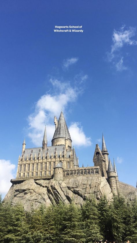 Harry Potter Theme Park in Universal Studio Japan Universal Studios Japan Aesthetic, Universal Studio Harry Potter, Universal Studios Japan Outfit, Harry Potter Japan, Theme Park Aesthetic, Hogwarts Universal Studios, Harry Pater, Harry Potter Park, Universal Japan