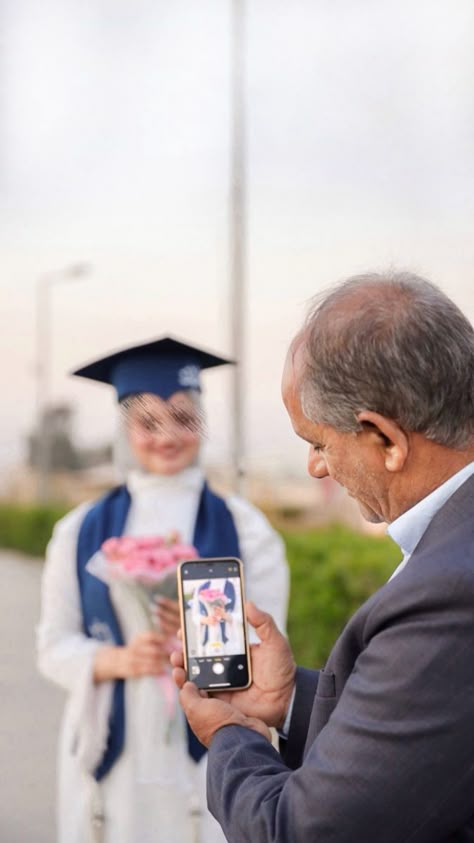 Father Daughter Graduation Pictures, Convocation Photo Ideas, Graduation Posing Ideas, Graduate Pose Ideas, Convocation Photography Picture Ideas, Moodboard Graduation Photo, Convocation Poses, Graduation Pose Ideas, Convocation Photography