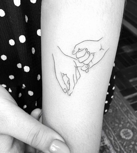 Holding Pinky Tattoo, Pinky Promise Aesthetic Couple, Holding Pinkies Tattoo, Pinkie Promise Tattoo, Pinky Promise Tattoo Couple, Pinky Promise Line Art, Pinky Tattoo, Tattooed Mom, Pinky Promise Tattoo