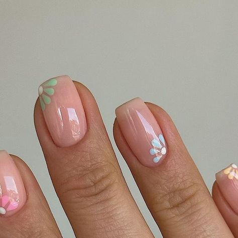 Daisy Gel Nails Short, Biab Nail Art Designs, Biab Nails Flower, Simple Biab Nail Art, Biab Nail Ideas Spring, Colourful Daisy Nails, Pastel Flower Nails, Builder Gel Flower Nails, Biab Designs