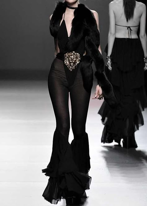 Runway Fashion Couture, Runway Outfits, Black Clothes, Looks Chic, Dark Fashion, Black Outfit, Look Cool, Couture Fashion, Runway Fashion