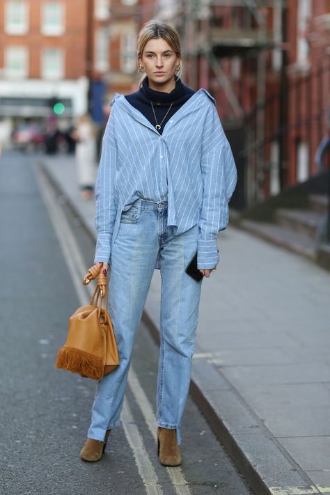 London Fashion Week Street Style, Moda Vintage, Light Blue Denim, Street Style Looks, Looks Style, Style Chic, Fashion 2017, London Fashion Week, Paris Fashion Week