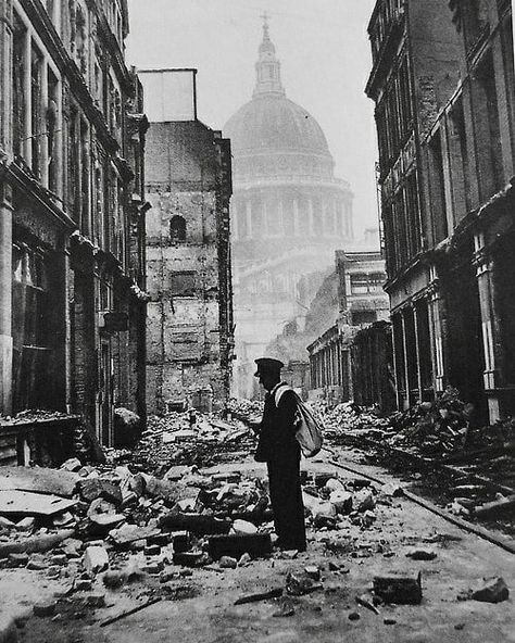 1940s Detective, Historic London, London Blitz, St Paul's Cathedral, London History, Male Clothing, St Pauls Cathedral, The Blitz, Uk Photos