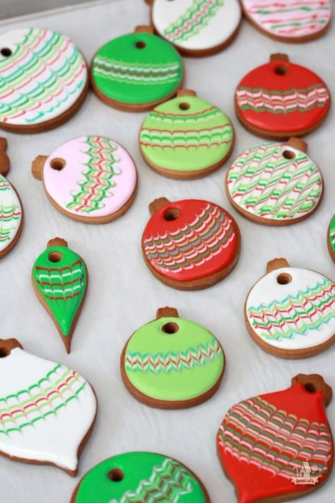 Marbled Christmas Ornament Cookies | Sweetopia Christmas Cookie Icing, Royal Icing Christmas Cookies, Deco Cupcake, Christmas Cookie Decorating, Decorated Christmas Cookies, Halloween Cookies Decorated, Christmas Cookie Ideas, Sugar Cookie Decorating, Winter Cookies