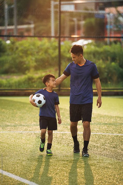 Soccer Images, Dad Pictures, Soccer Photography, Playing Soccer, Sports Aesthetic, Football Baby, Asian Kids, Playing Football, Kids Soccer