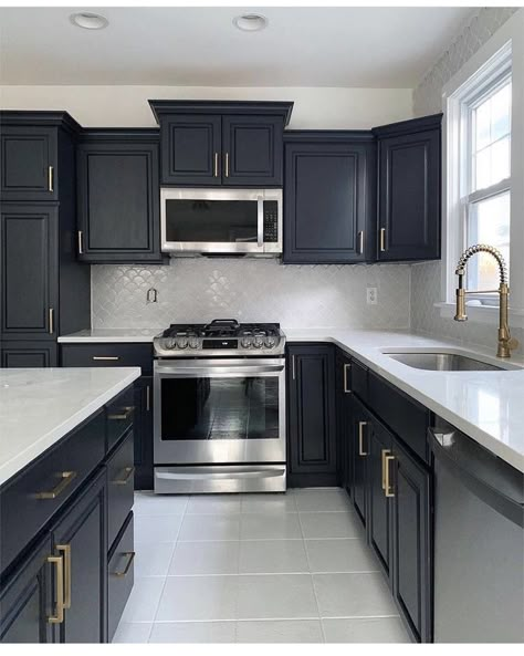 Kitchen Ideas Black And Gold, Black White And Gold Kitchen, 3d Kitchen Design, Black Kitchen Decor, Grey Kitchen Designs, Kabinet Dapur, Diy Kitchen Remodel, Black Kitchen Cabinets, Kitchen Remodel Design