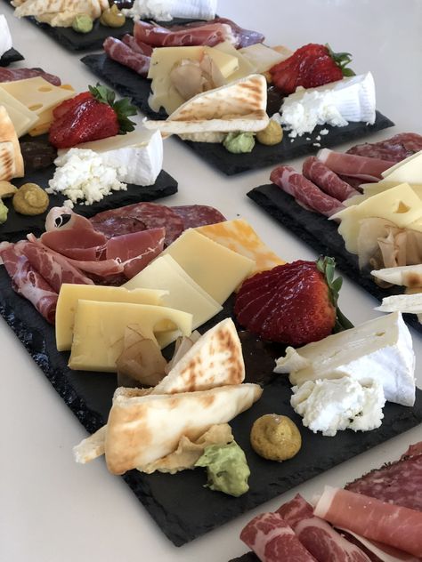 Personal Cheese Board, One Person Charcuterie Board, Charcuterie Board For One Person, Personal Charcuterie Board, Personal Charcuterie, Charcuterie Lunch, Mini Cheese Boards, Late Night Snack, Charcuterie Platter