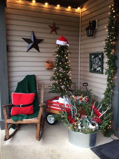 Nana’s Country Christmas | Facebook Farmhouse Christmas Front Porch, Front Porch Decoration Ideas, Christmas Front Porch Decor Ideas, Porch Decoration Ideas, Christmas Exterior, Christmas Front Porch Decor, Diy Christmas Baskets, Christmas Porches, Christmas Urns