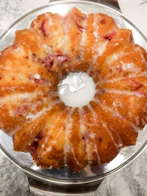 Strawberry Lemon Bundt Cake, Everyday Parisian, Strawberry Yogurt Cake, Strawberry Lemon Cake, Lemon Bundt Cake Recipe, Grub Hub, Recipes Strawberry, Bundt Cake Recipe, Cake Mug