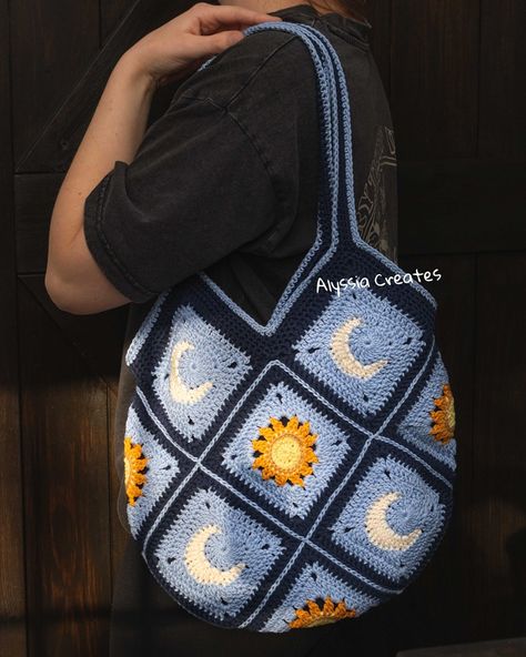 Crochet Chunky Hat, Diy Granny Square, Beaded Ornament Covers, Crochet Backpack, Crochet Bag Pattern Free, Moon And Sun, Crochet Design Pattern, Crochet Stars, Crochet Fall