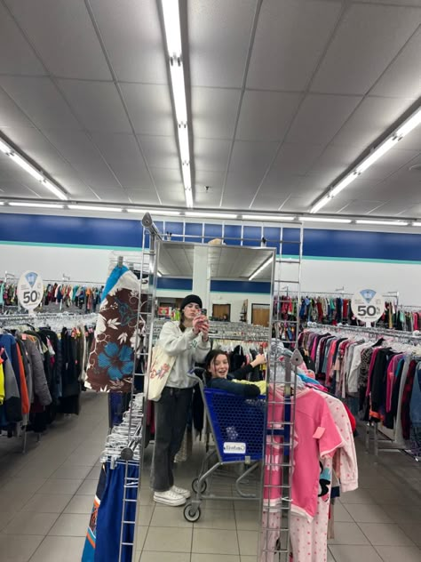 Thrift Store With Friends, Friends Shopping Together, Thrifting With Friends Aesthetic, Aesthetic Friend Hangout Ideas, Thrifting With Friends, Friends Thrifting, Fun Hangout Ideas, Summer Hangout Ideas, Hangout Ideas With Friends